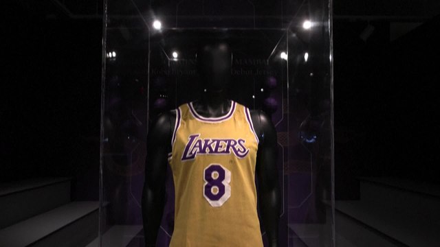 Les premiers maillots NBA de Michael Jordan et Kobe Bryant aux enchères à Sotheby's