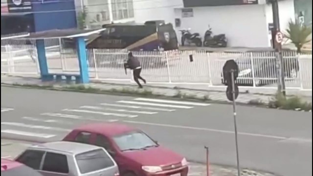 Seguranças ficam feridos em troca de tiros durante tentativa de assalto a carro-forte em Campina Grande