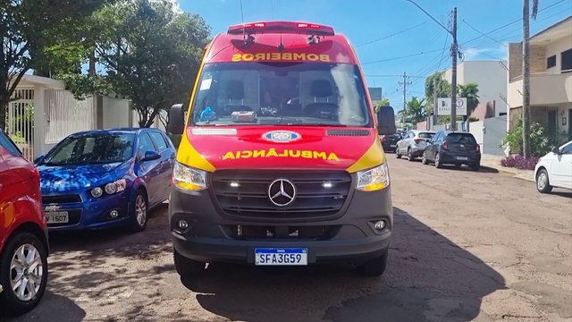 Idosa tropeça e cai na calçada na Rua Curitiba