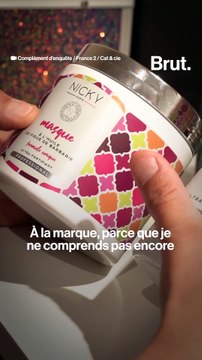 Elle perd ses cheveux avec le shampoing qu'elle met en avant
