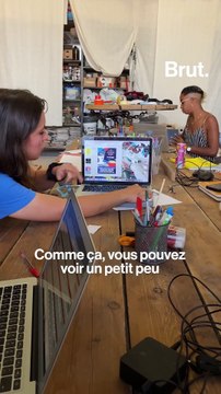 Elle donne des cours de graphisme à des jeunes engagés dans un service civique