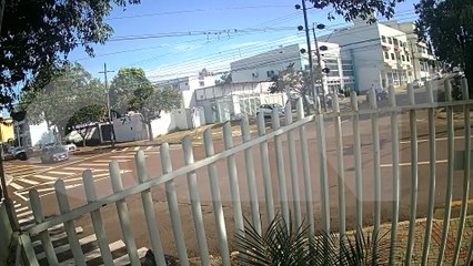 Câmera flagra acidente entre Uno e Onix