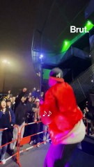 Leone organise des shows à la sortie des concerts