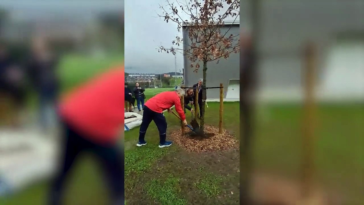 Mario Barandiaran planta árbol en Bilbao en honor a rugbiers desaparecidos