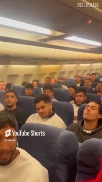 Cantan el himno venezolano al ser deportados