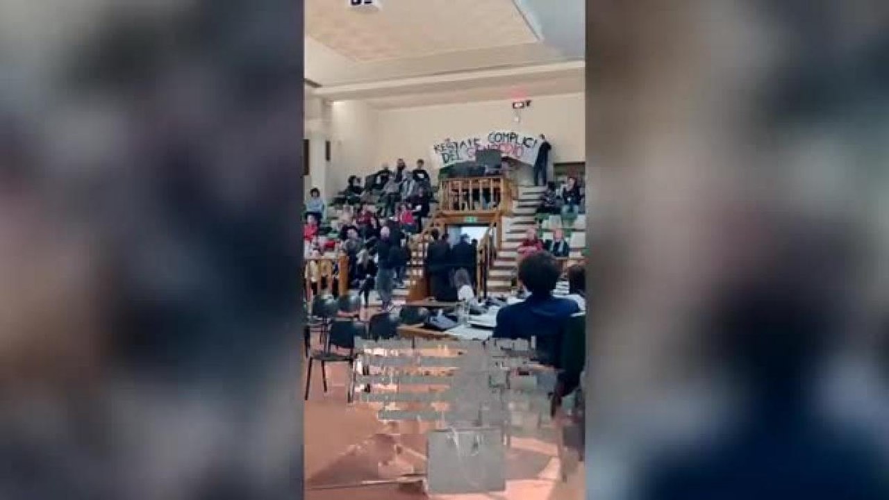 Ferrara, il video dello scontro tra il sindaco Fabbri e gli attivisti pro Palestina in Consiglio comunale