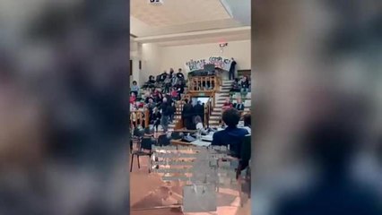 Ferrara, il video dello scontro tra il sindaco Fabbri e gli attivisti pro Palestina in Consiglio comunale