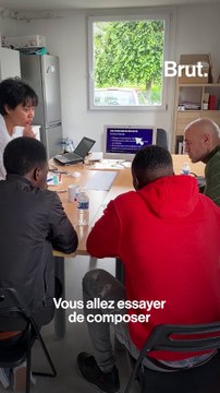 Il forme des demandeurs d'asile aux outils numériques