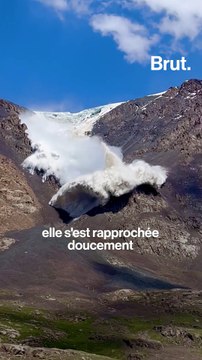 Il continue à filmer alors qu'une avalanche lui fonce dessus