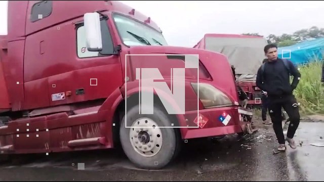 ¡Por esquivar un bache! Chocan un cisterna y camión en la ruta Cochabamba – Santa Cruz