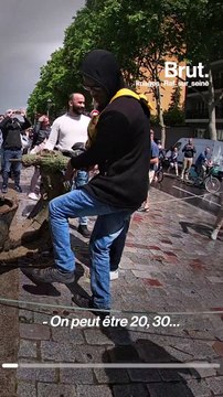 Ce petit garçon remonte les lourds déchets jetés dans la Seine