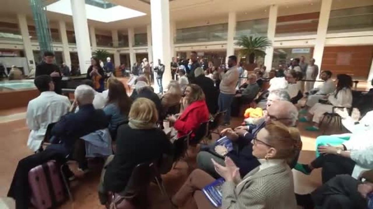 Tumore al cervello, il video del pianista che ringrazia con un concerto in ospedale i medici che l'hanno operato