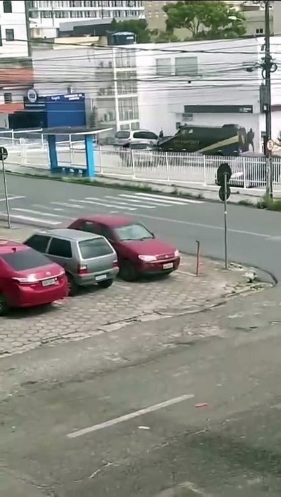 Tentativa de assalto a carro-forte termina em tiroteio, roubo de veículo e duas pessoas feridas, em Campina Grande, na manhã desta terça-feira (25).
