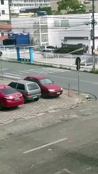 Tentativa de assalto a carro-forte termina em tiroteio, roubo de veículo e duas pessoas feridas, em Campina Grande, na manhã desta terça-feira (25).