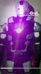Il fabrique une réplique du costume d'Iron Man avec des déchets