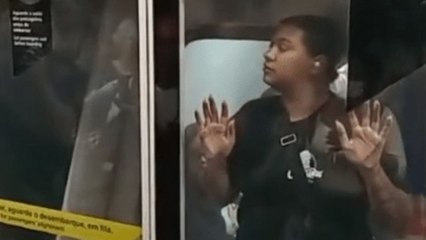 Mulher fica presa entre porta de segurança e vagão de metrô em SP
