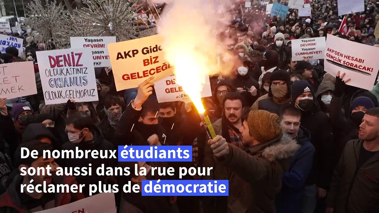 Turquie: des centaines d'étudiants pro-démocratie dans les rues d'Istanbul