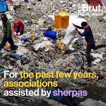 Mount Everest : mountain climbers leave their trash behind