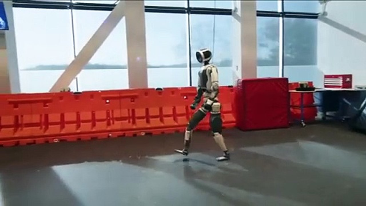 Le robot Atlas marche, court, fait des roues et du breakdance