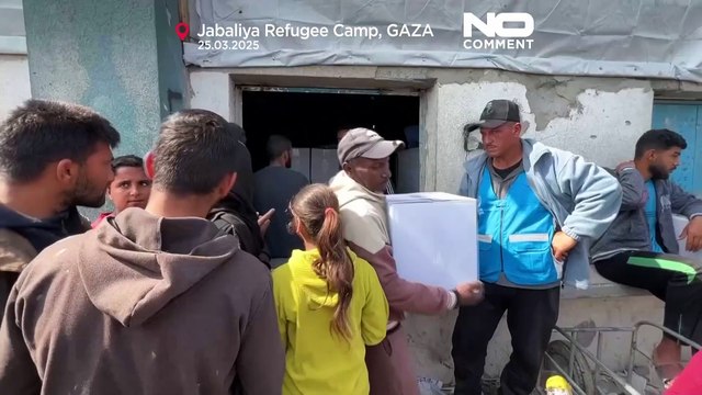 I palestinesi fanno la fila per gli aiuti mentre l'Onu riduce la presenza a Gaza