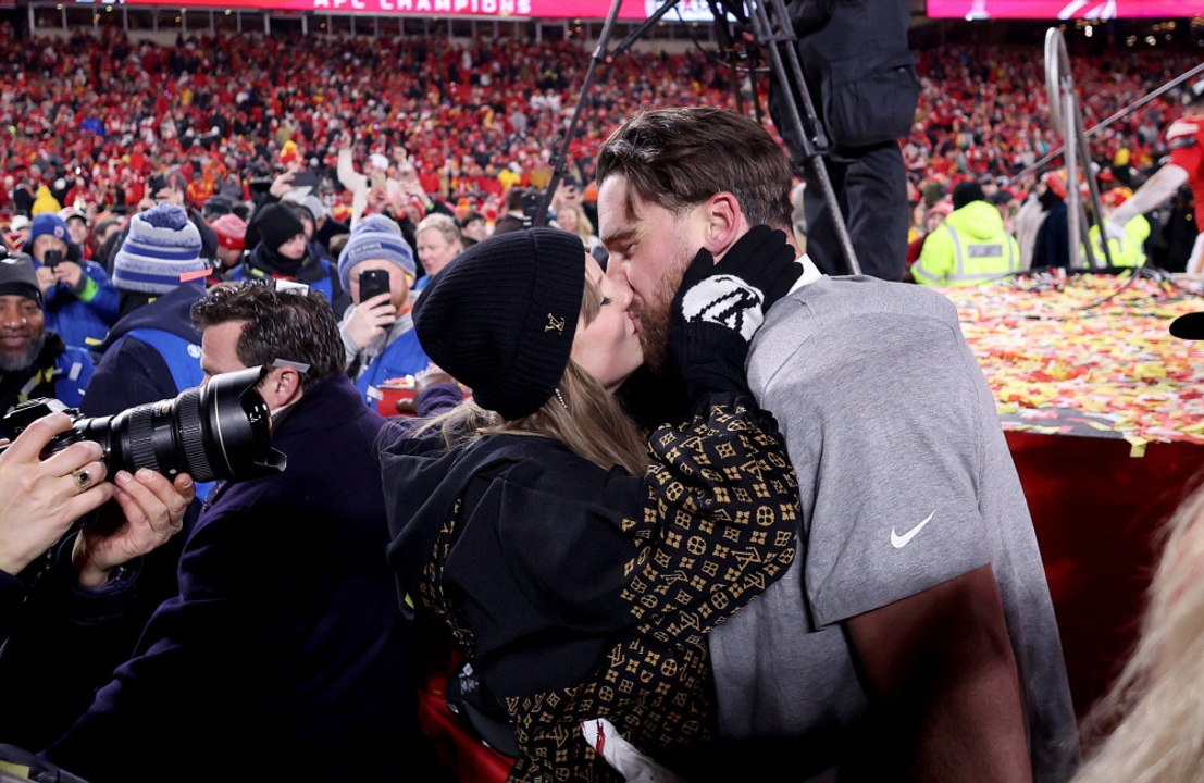 Taylor Swift y Travis Kelce son instados a tener un hijo por ex jugadores de la NFL
