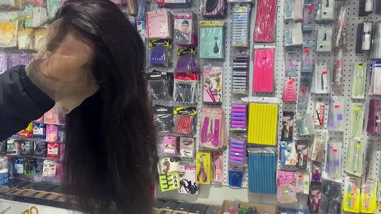 Mujeres afganas desafían a los talibanes y venden su cabello para subsistir