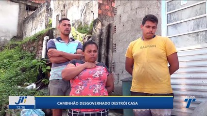 Caminhão desgovernado destrói casa