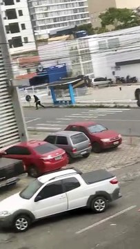 Forte tiroteio é registrado em tentativa de assalto a carro-forte