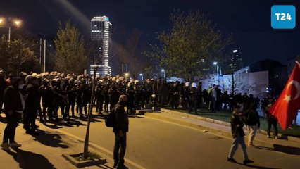 Öğrenciler dağılmadı, polis barikatı genişletti