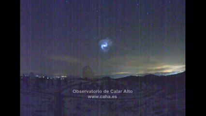 유럽 밤하늘에 나선형 푸른빛..."스페이스X 로켓 연료 방출 현상" / YTN