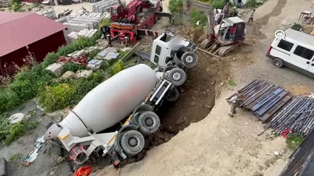 Stabilize yol çöktü, beton mikseri oluşan çukura düştü