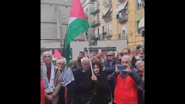 Napoli, centinaia di persone alla manifestazione per il palestinese Suleiman aggredito a Montesanto