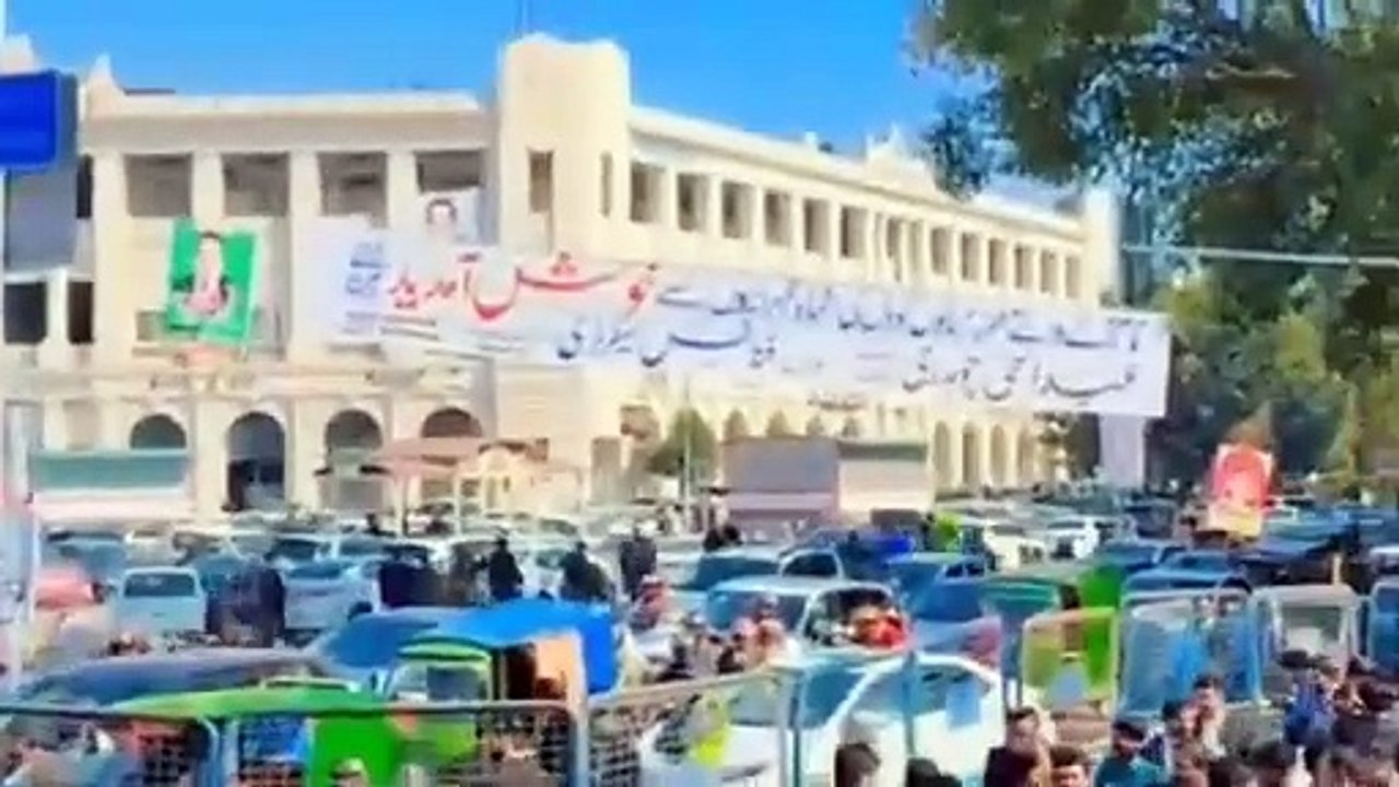 رجب والدتك حزينة، من فضلك عد إلى باكستان 😭