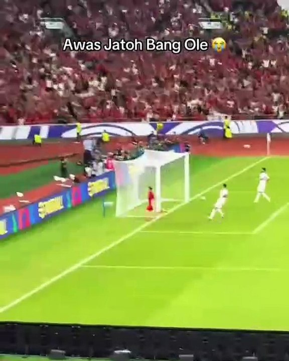 Usai cetak gol, ole Romeny niat mau lakuin selebrasi tapi malah kepeleset nabrak papan iklan