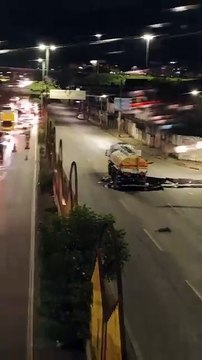 Combustível de caminhão-tanque vaza e interditada avenida em Contagem