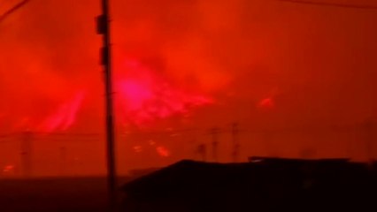 [제보영상] 화산처럼 붉어진 산...하늘도 빨갛게 변해 / YTN