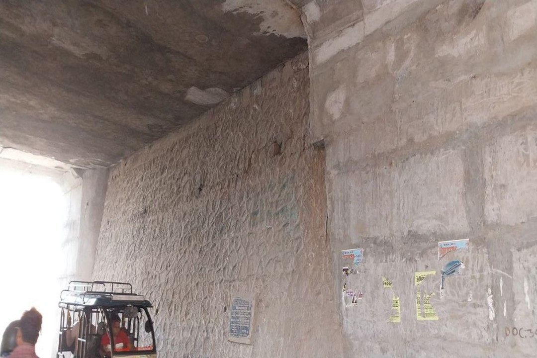 swm news...हम्मीर ब्रिज की पुरानी व क्षतिग्रस्त दीवारों से हादसे का अंदेशा