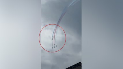 Fransa’da gösteri uçakları havada çarpıştı
