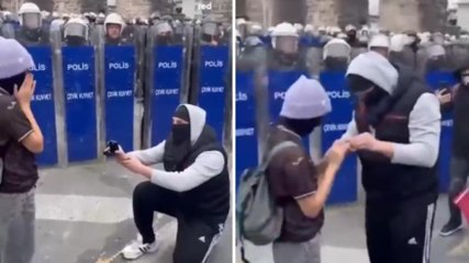 La proposta di matrimonio durante le proteste in Turchia