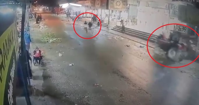 Ehliyetsiz sürücünün kullandığı traktör mağazaya girdi