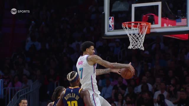 Unbelievable - Kel'el Ware hits jaw-dropping reverse layup