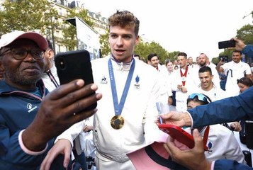 Léon Marchand brise le silence sur son burn-out : « Je n'avais plus le sourire à l'entraînement »