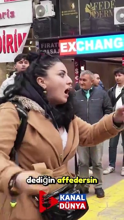 Yiğit bir kız Saraçhane’deki vandalları böyle perişan etti! Helal olsun bacım helal olsun sana