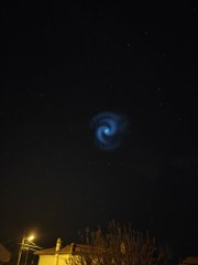 La extraña hélice azul que apareció en el cielo nocturno de Francia