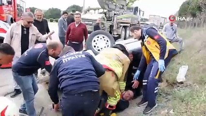 Beton mikserine çarpmamak için ani manevra yapan otomobildeki yaşlı çift yaralandı