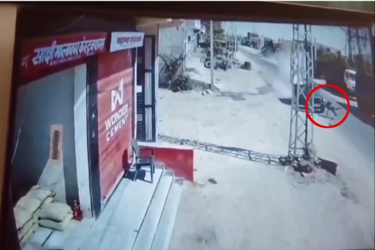 Road Accident: राजस्थान में तेज रफ्तार कार का कहर, 5 फीट हवा में उछली छात्रा, Viral हुआ वीडियो