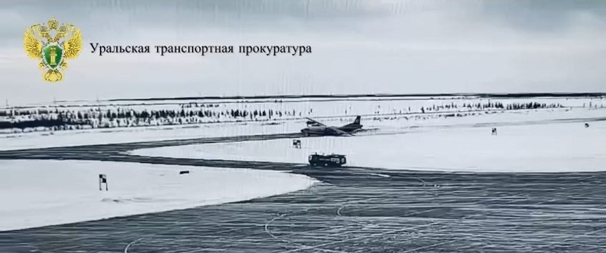 Rusya'da kargo uçağı pistten çıkarak kara saplandı