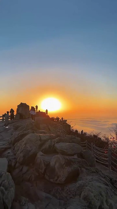 Sunrise on Mount Tai, Tai'an, China / Lever de soleil sur le mont Tai, Tai'an, Chine