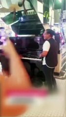 Faxineira viraliza ao cantar com pianista em situação de rua em shopping