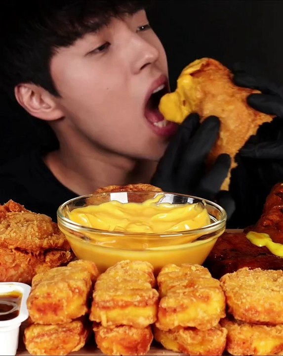 Follow for more ASMR videos🌮🍟 Credits: @ddm_ddang #mukbang #asmr #fastfood #asmreating